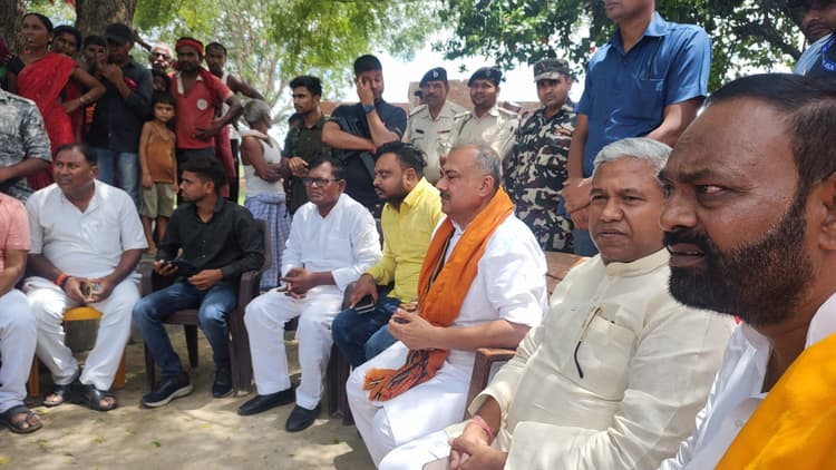 पीड़ित परिजनों से मिलने पहुंचे मंत्री डॉ संतोष कुमार सुमन