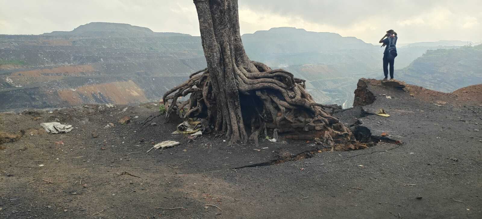 Dhanbad News : कतरास के बुट्टू बाबू बांग्ला के निकट भू-धंसान, आधा दर्जन घरों में पड़ी दरार