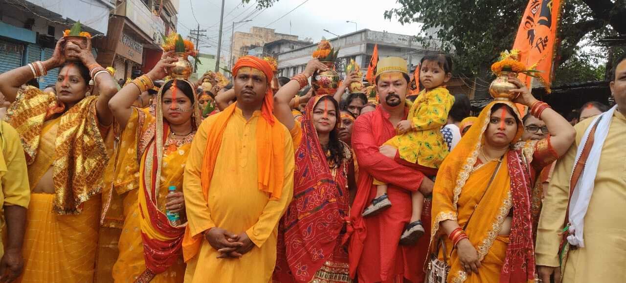 Dhanbad News : मां कामख्या चंडी महायज्ञ को लेकर निकली कलश यात्रा