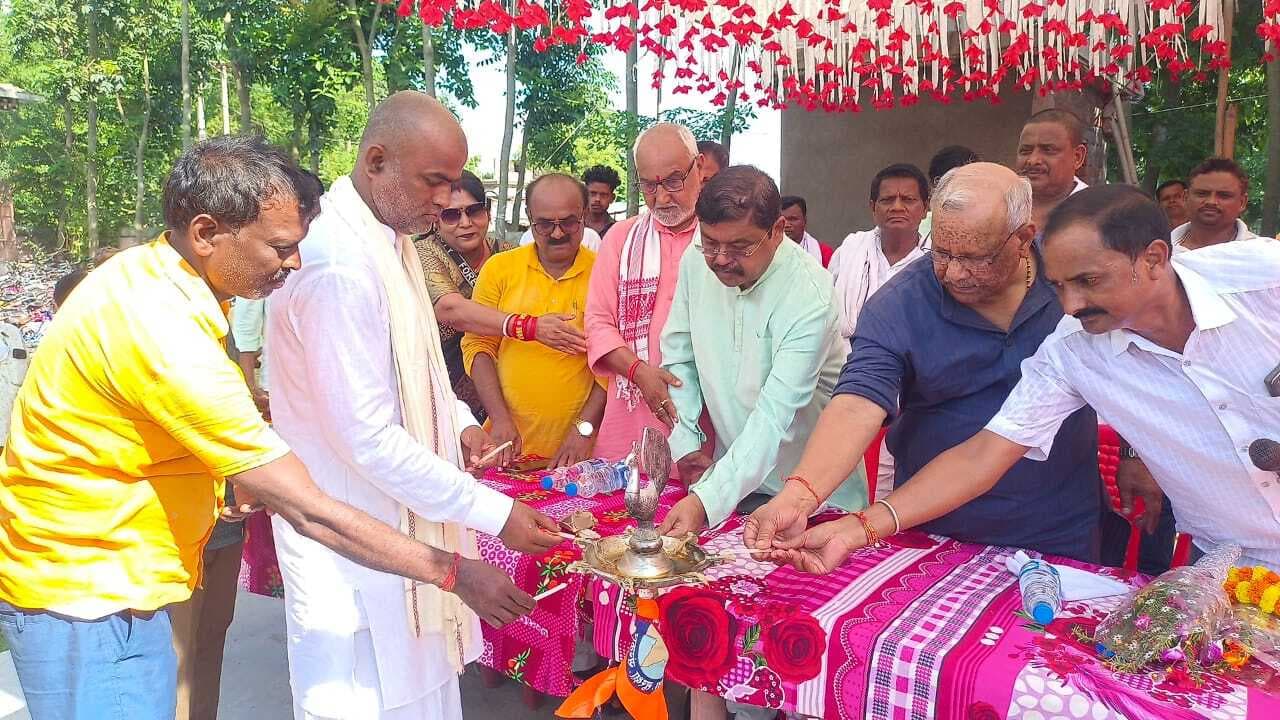 खेल मैदान का पूर्व डिप्टी सीएम व विधान पार्षद ने किया शुभारंभ