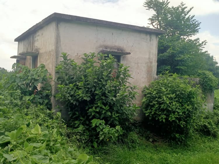 लाखों से बना आंगनबाड़ी केंद्र का भवन खंडहर में तब्दील