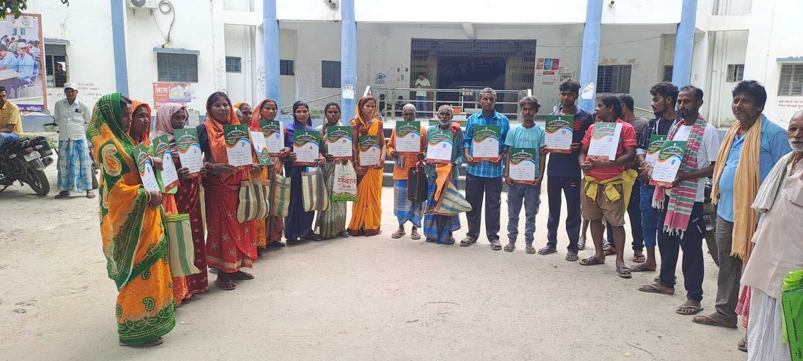 विस्थापित परिवारों ने बसोवास कराने को सौंपा आवेदन