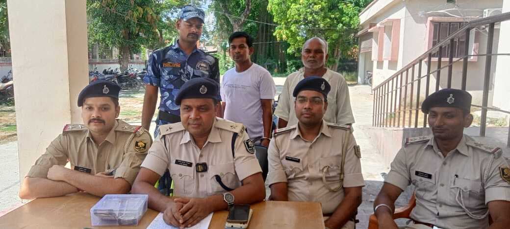 Motiharai: लूटकांड के दो अभियुक्त गिरफ्तार, एक बाइक व 50 हजार रुपए नगद बरामद