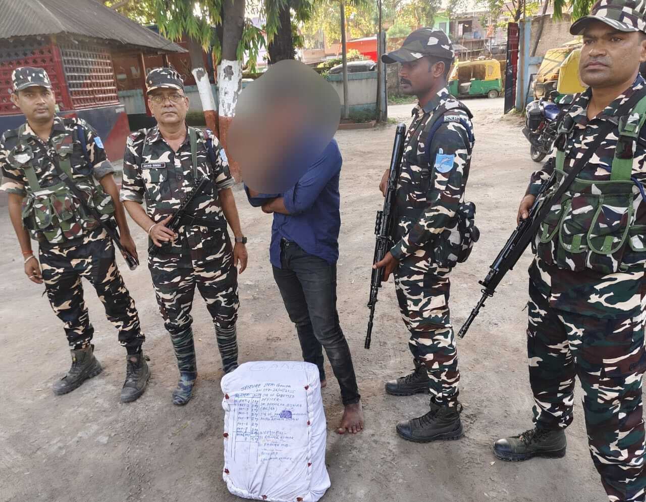 एसएसबी ने 15 किलो गांजा के साथ तस्कर को दबोचा