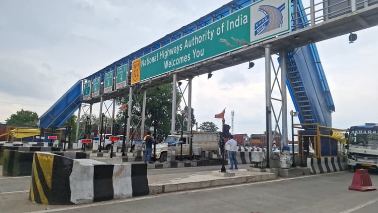 वीआइपी लेन से बिना टोल दिये पार हो रहे वाहन, वीडियो वायरल