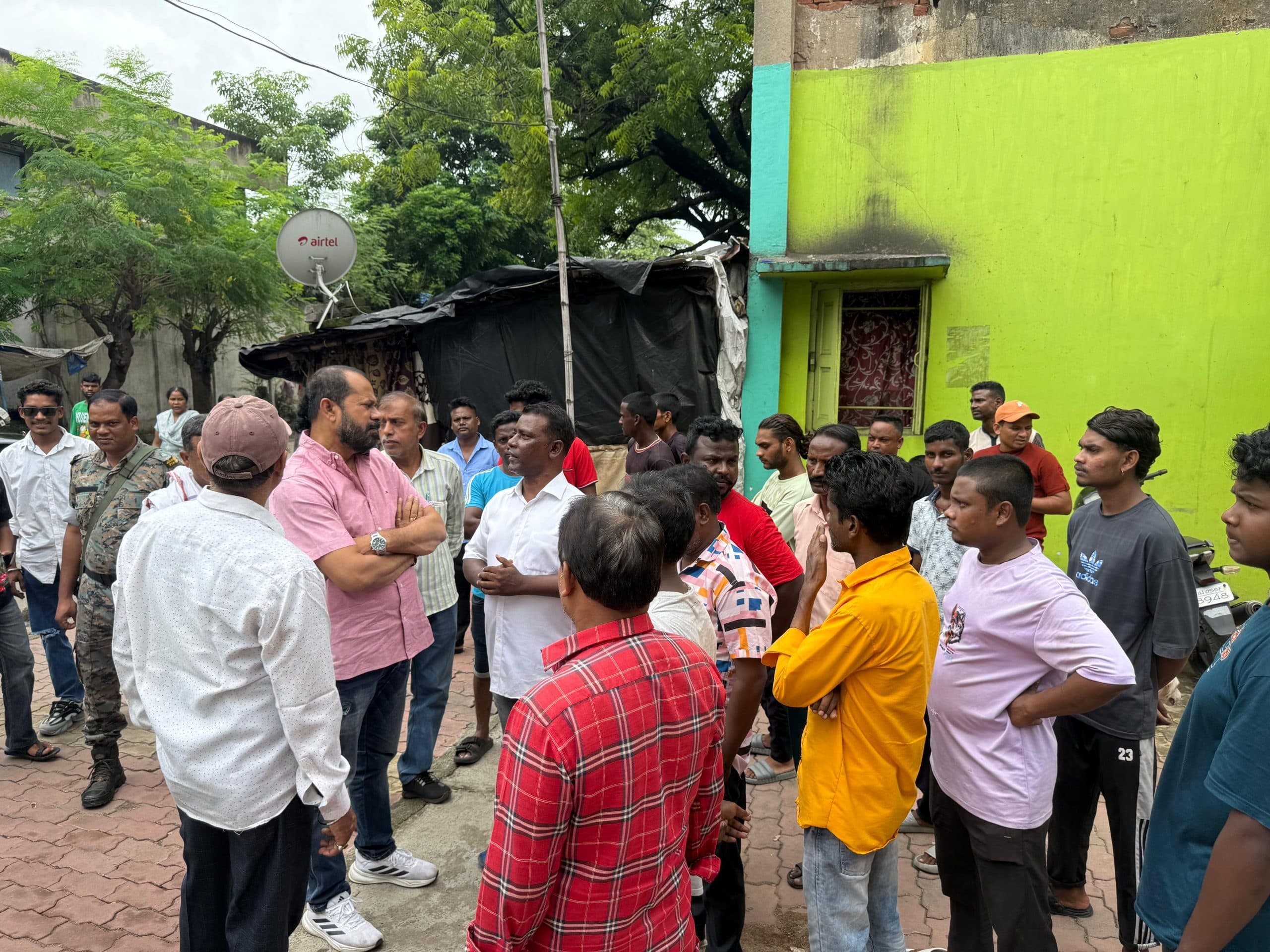 Jamshedpur news.धातकीडीह मेडिकल बस्ती की समस्या सुनकर आनंद बिहारी दुबे पहुंचे, समस्याओं को लेकर बुलायी गयी बैठक