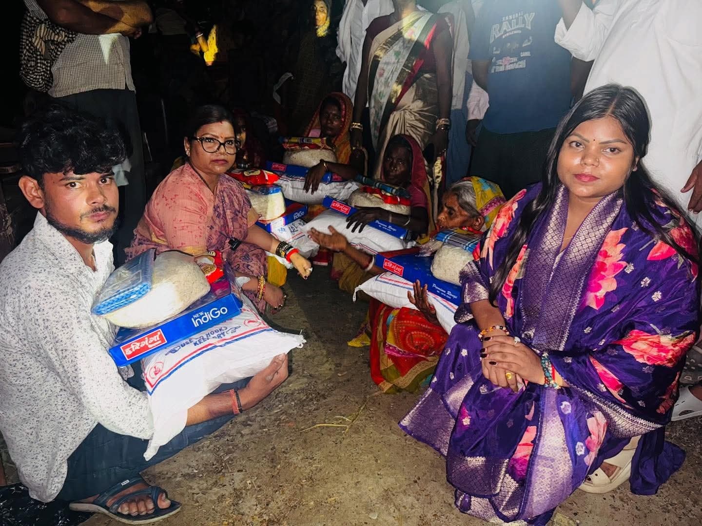 अग्निपीड़ित परिवारों के बीच बीमा ने बांटी राहत सामग्री