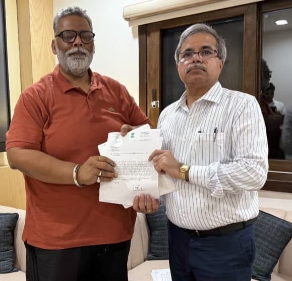 रेलवे बोर्ड के अध्यक्ष से मिले सांसद, वंदे भारत व आम्रपाली एक्सप्रेस चलाने का किया आग्रह