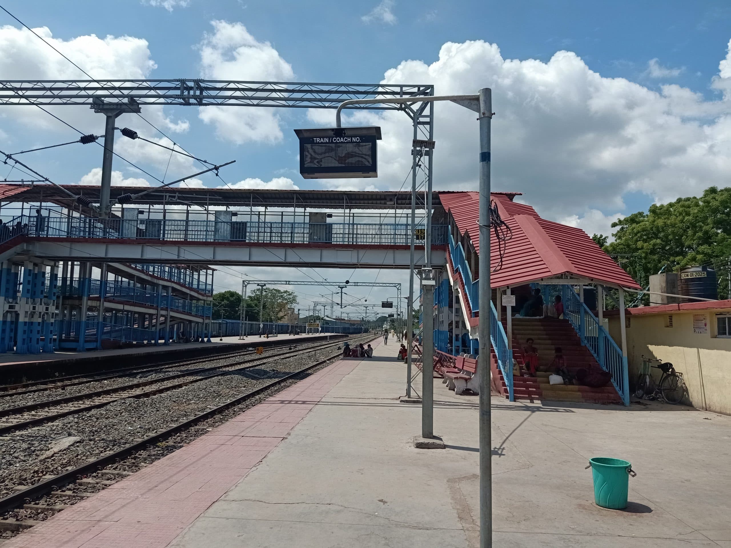 स्टेशन पर कोच डिस्प्ले बोर्ड लगाने का काम शुरू