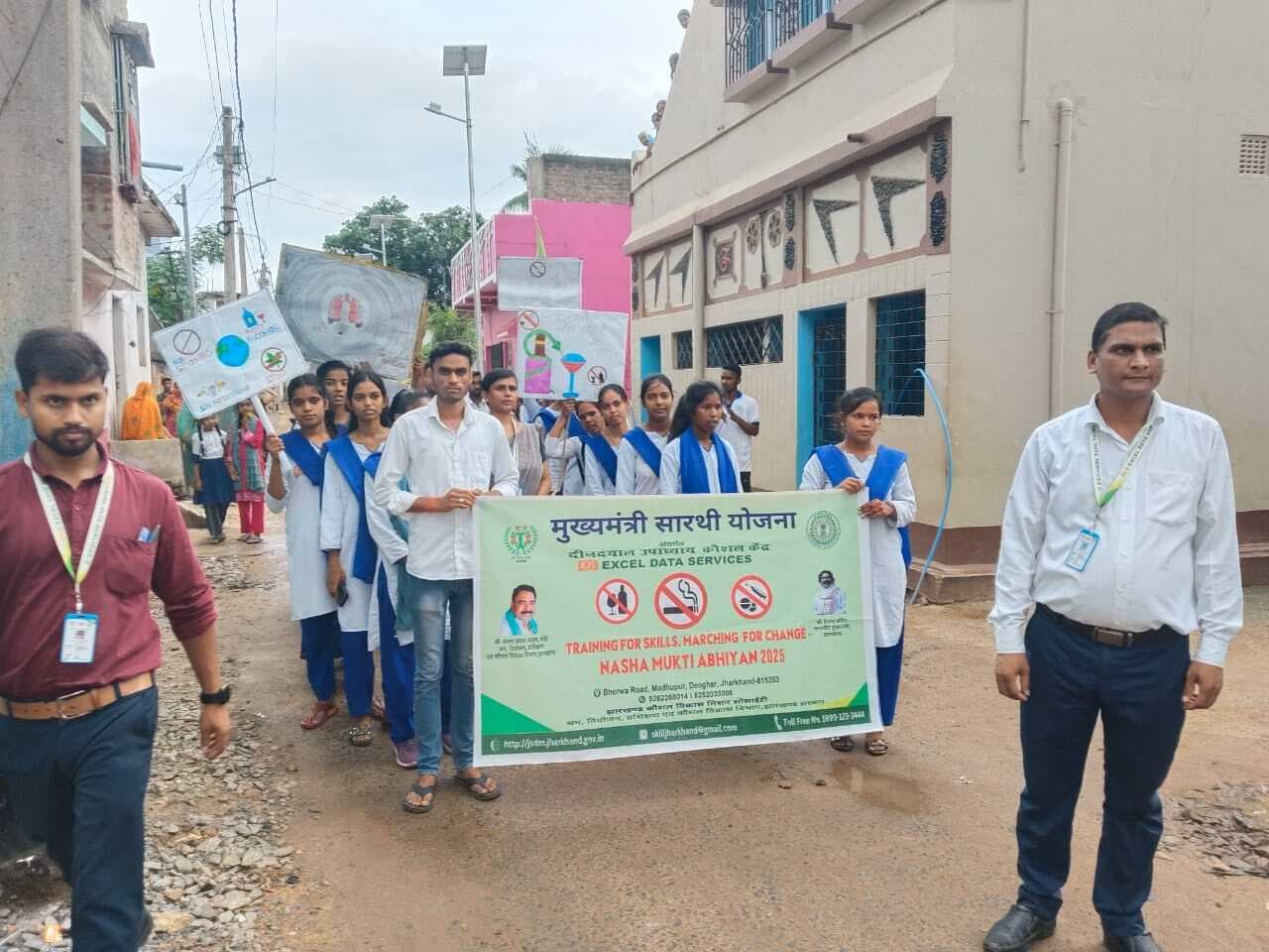 प्रभात फेरी निकालकर छात्र-छात्राओं ने नशे से दूर रहने का दिया संदेश