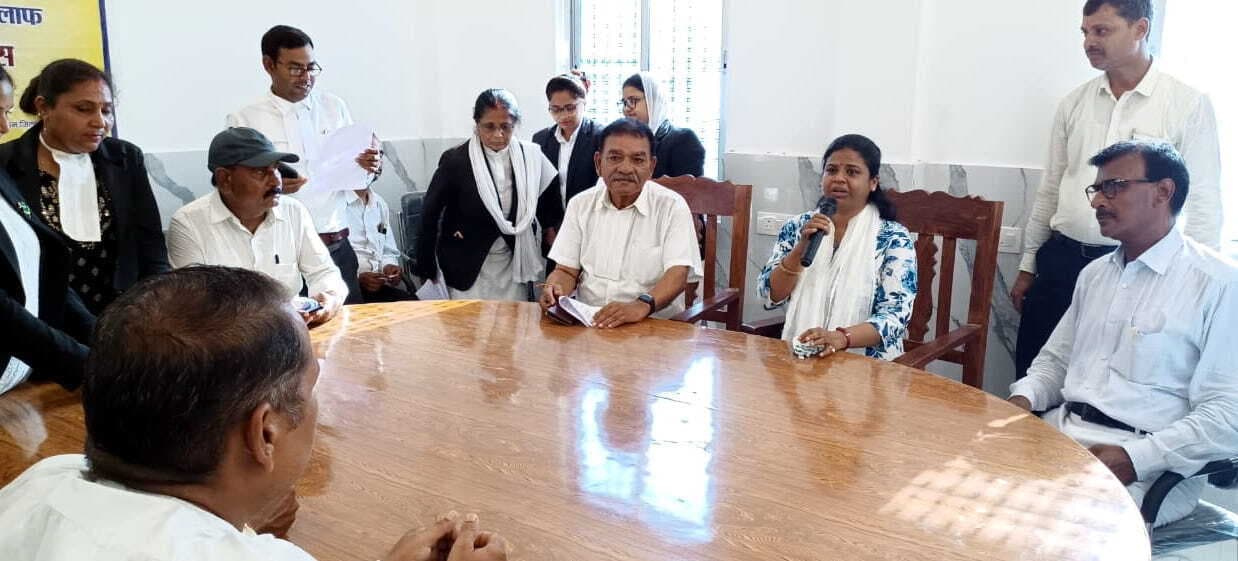 जिला विधिक सेवा प्राधिकार ने कराया न्यायाधीश और वकीलों का शपथ ग्रहण