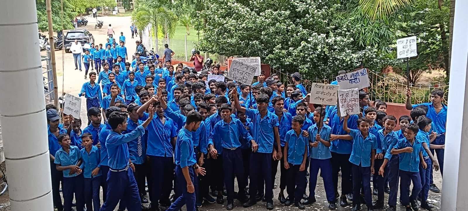 छात्रों ने शिक्षकाें पर लगाया लेट फाइन के नाम पर 60 हजार रुपये वसूली का आरोप