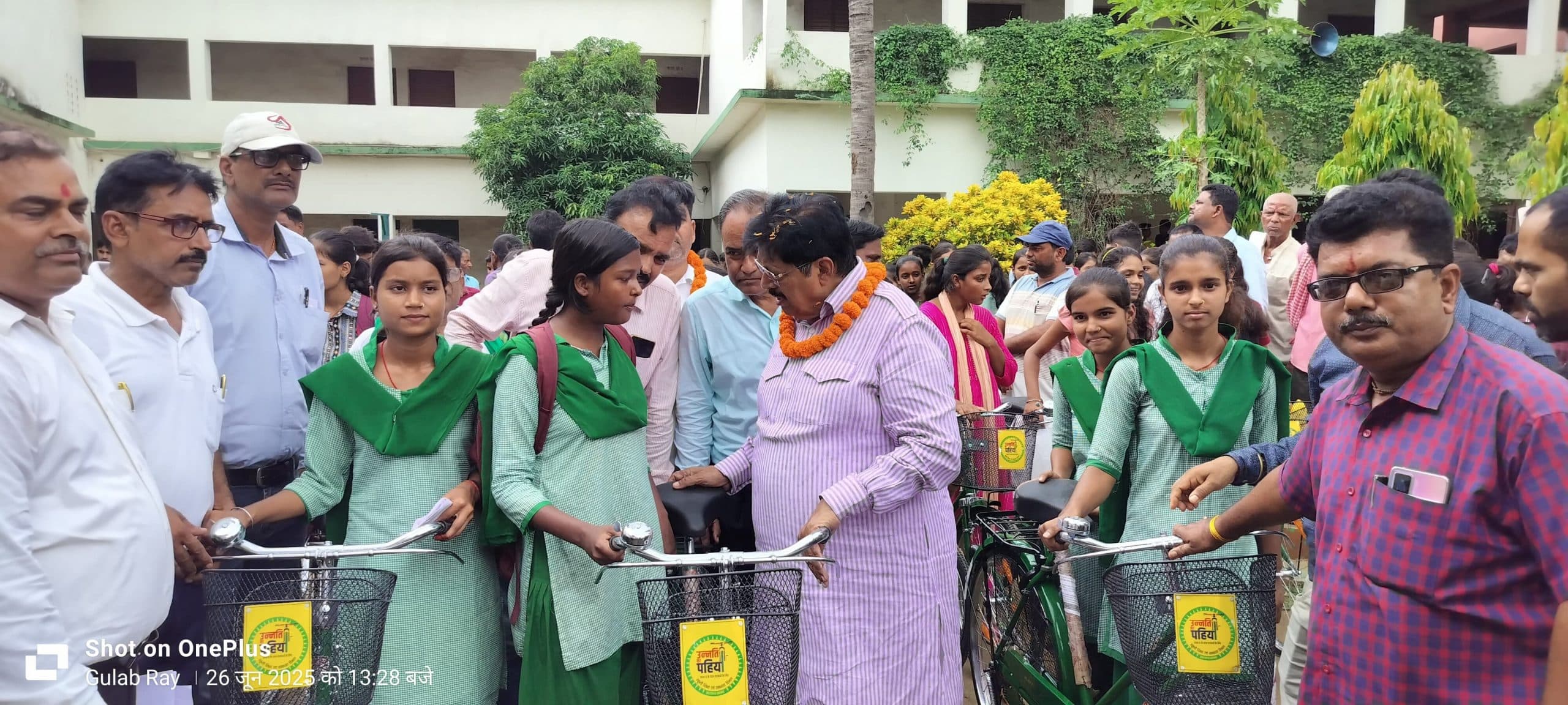 विधायक ने छात्राओं के बीच किया साइकिल का वितरण