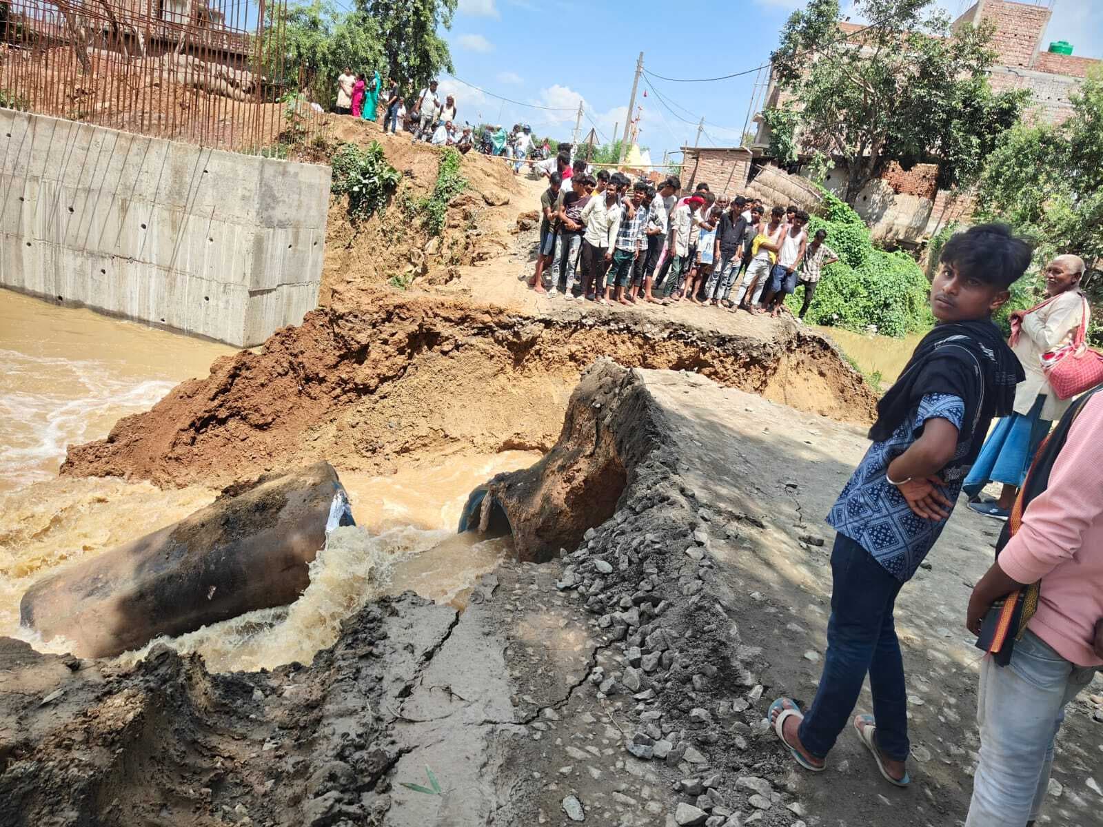 बड़की डांड नदी पर बना डायवर्सन पानी की तेज धार में बहा, आवागमन बाधित
