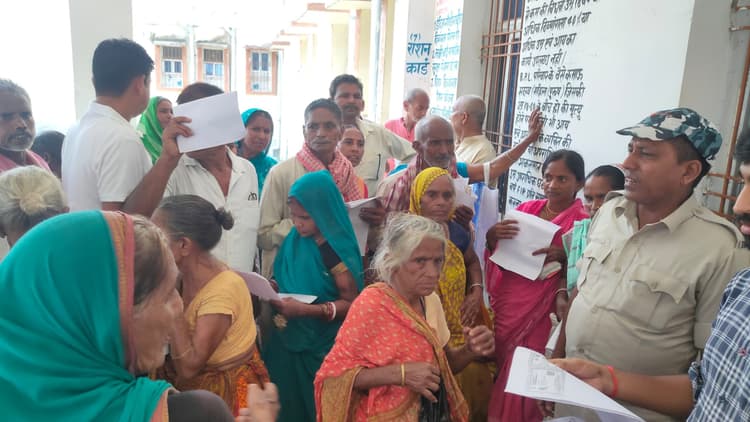 आरटीपीएस काउंटर पर पेंशनधारी बुजुर्गों की भीड़, अफरातफरी के बाद कई लौटे