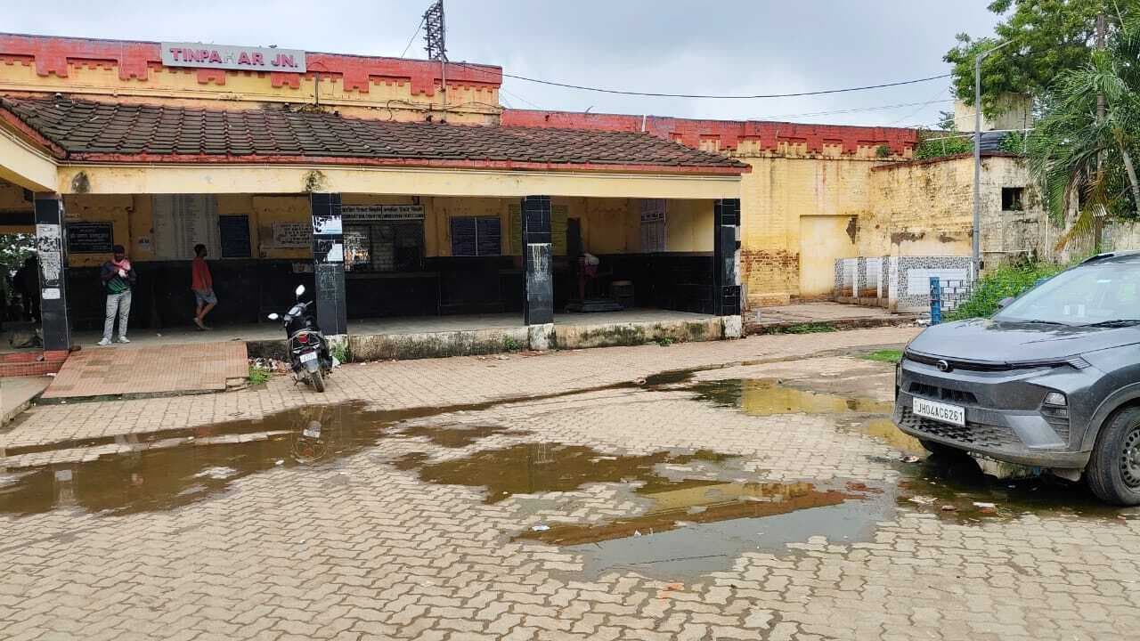 स्टेशन परिसर में बह रहा शौचालय का पानी, यात्री परेशान