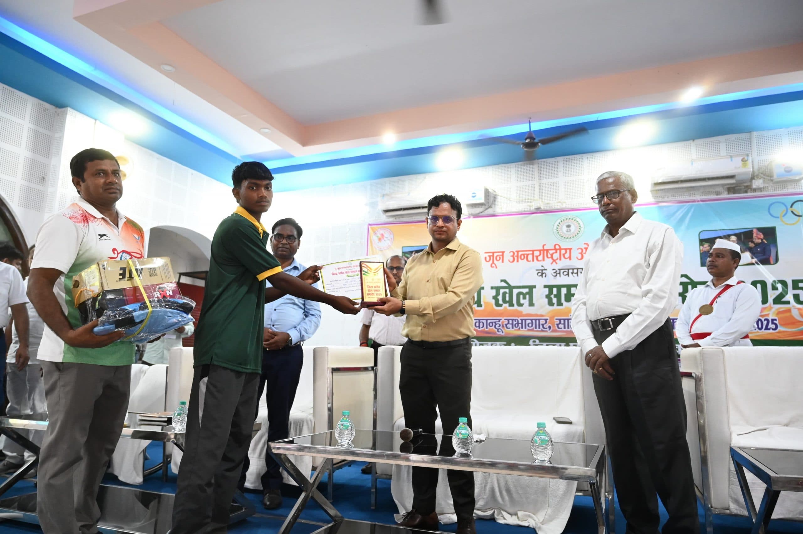 53 ओलिंपिक खिलाड़ियों व प्रशिक्षकों को जिला प्रशासन ने किया सम्मानित