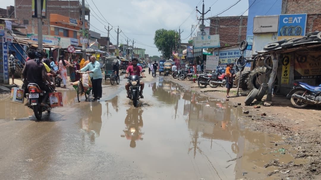 स्टेट बैंक के सामने सड़क पर जलजमाव, राहगीर परेशान