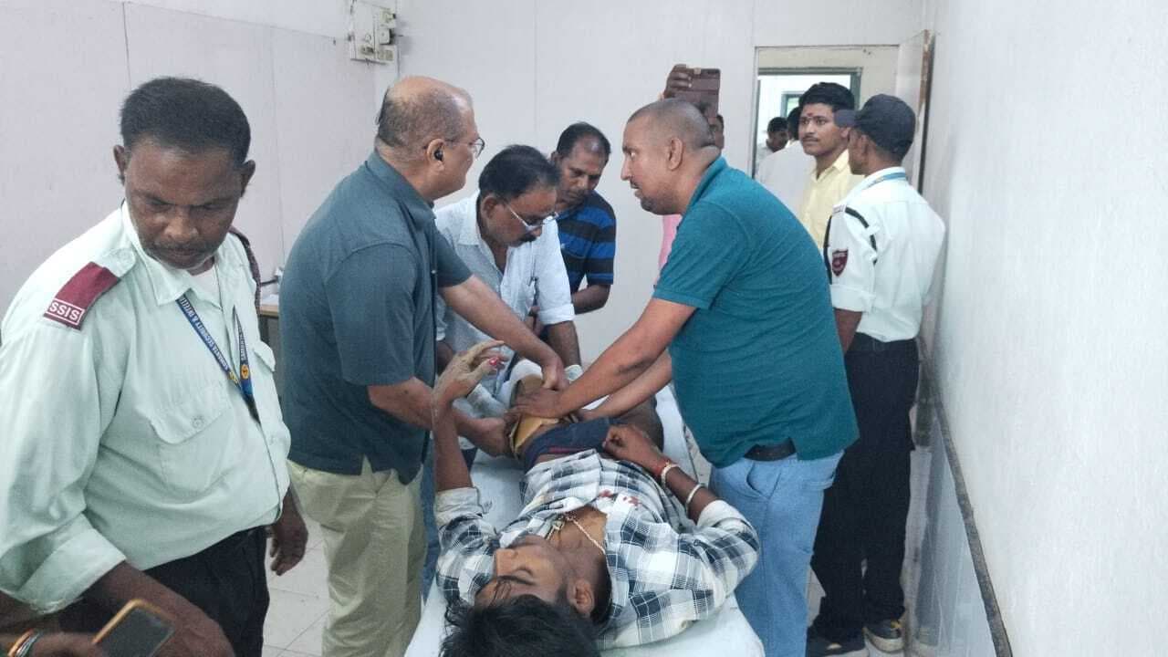 बाइक दुर्घटना में तीन युवक गंभीर घायल, देवघर रेफर