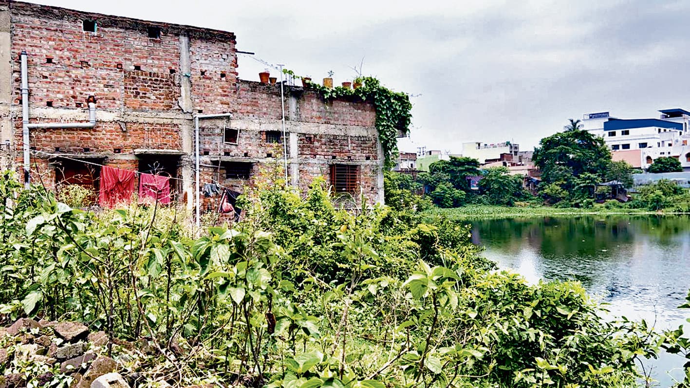 आमरासोता मौजा में तालाब पर अवैध निर्माण, एक साल बाद भी कार्रवाई नहीं