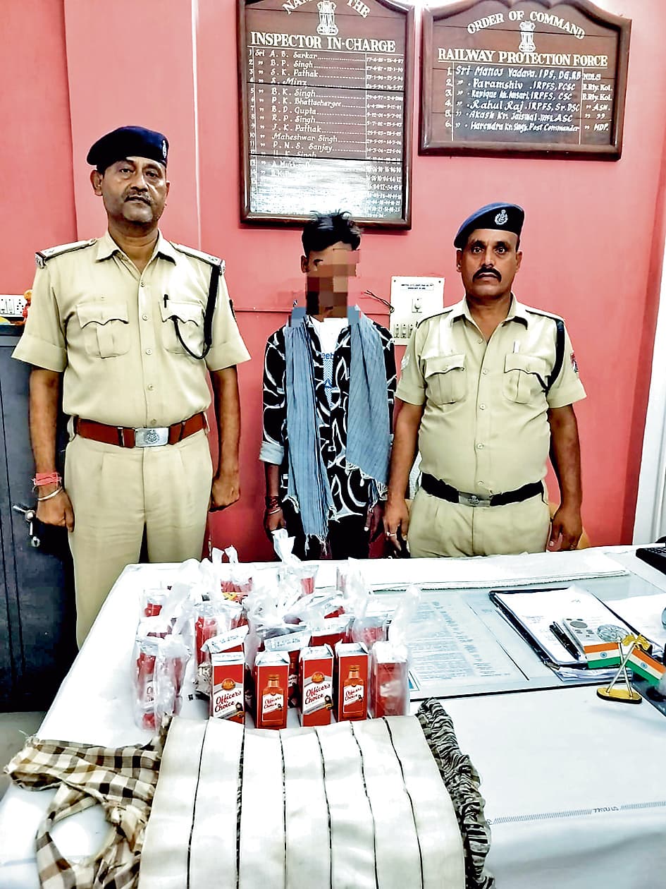 मधुपुर रेलवे स्टेशन से आरपीएफ ने पकड़ी 25 बोतल अवैध अंग्रेजी शराब