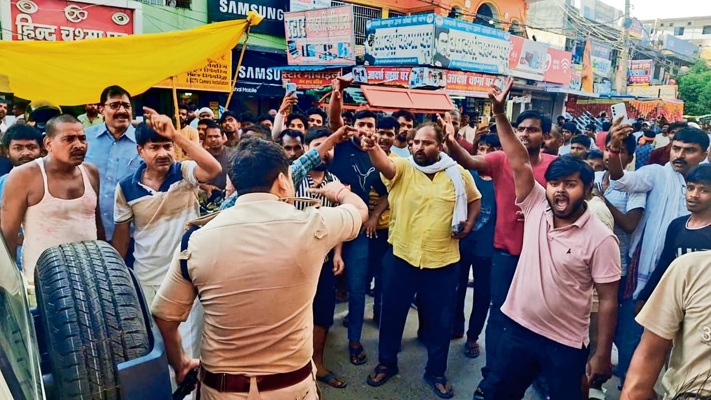 Siwan News : मैरवा में बेकाबू ट्रक ने ठेला व कार सहित महिला को मारी टक्कर, हंगामा