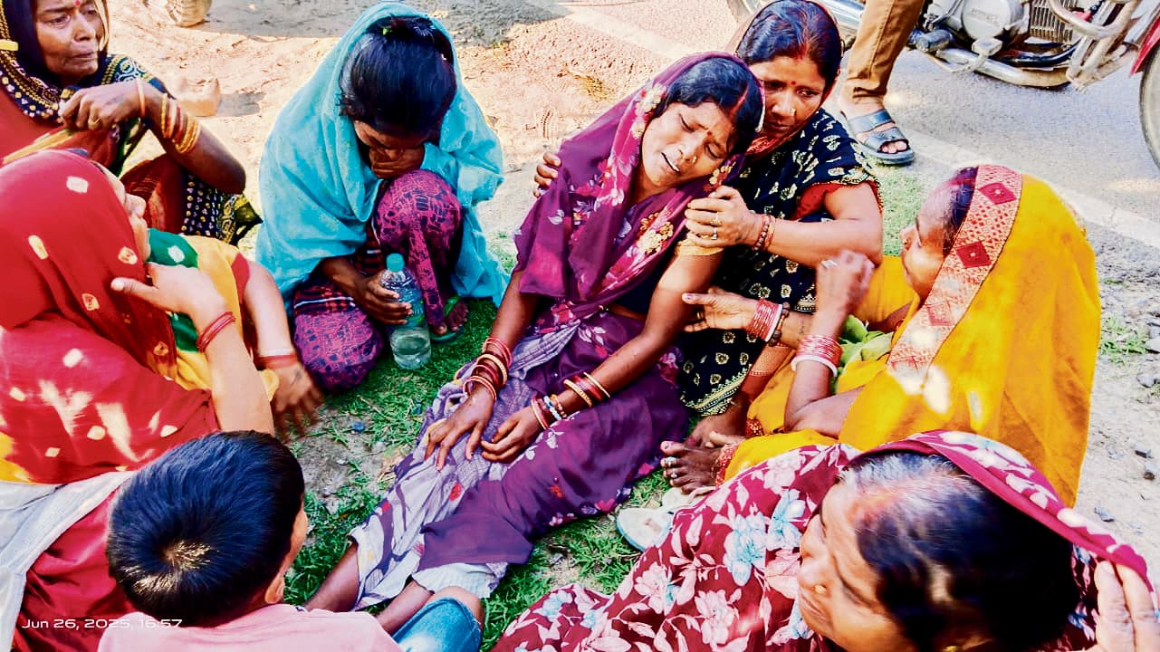 Siwan News : स्कूल में छात्र की मौत के बाद ग्रामीणों का हंगामा, शिक्षण कार्य रहा बाधित