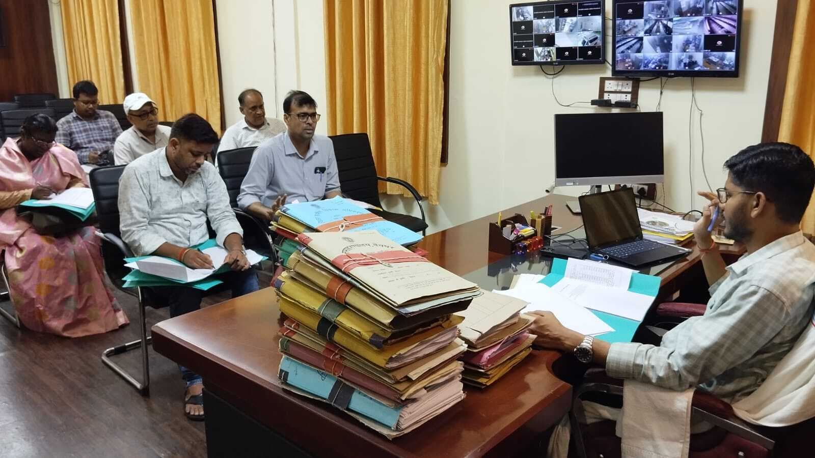 Deoghar News : मध्याह्न भोजन की गुणवत्ता की जांच के लिए प्रत्येक प्रखंड के 10 विद्यालयों में लें फिडबैक : डीडीसी