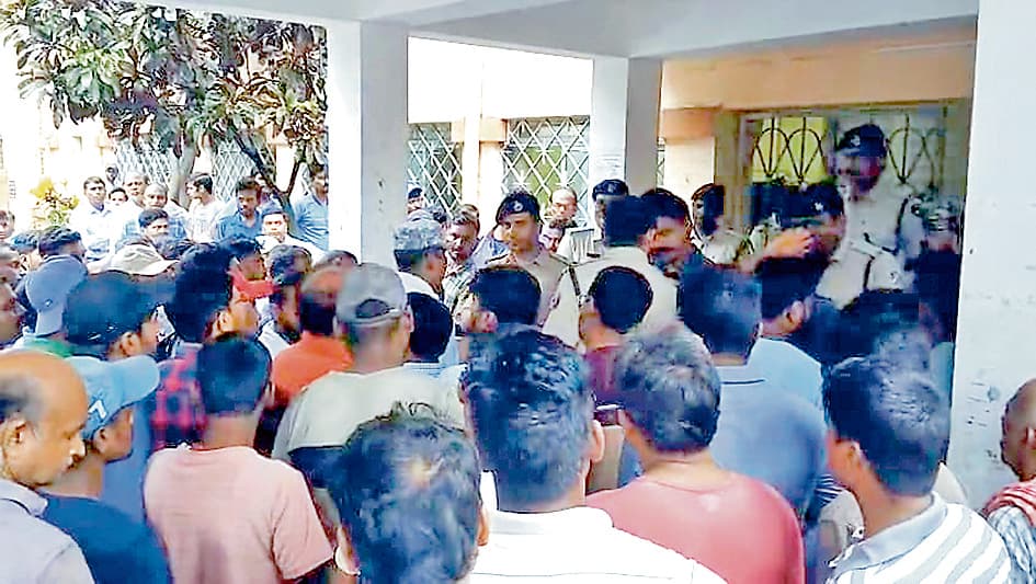 अंडाल : करंट लगने से रेलकर्मी की मौत, सहकर्मियों ने जताया रोष