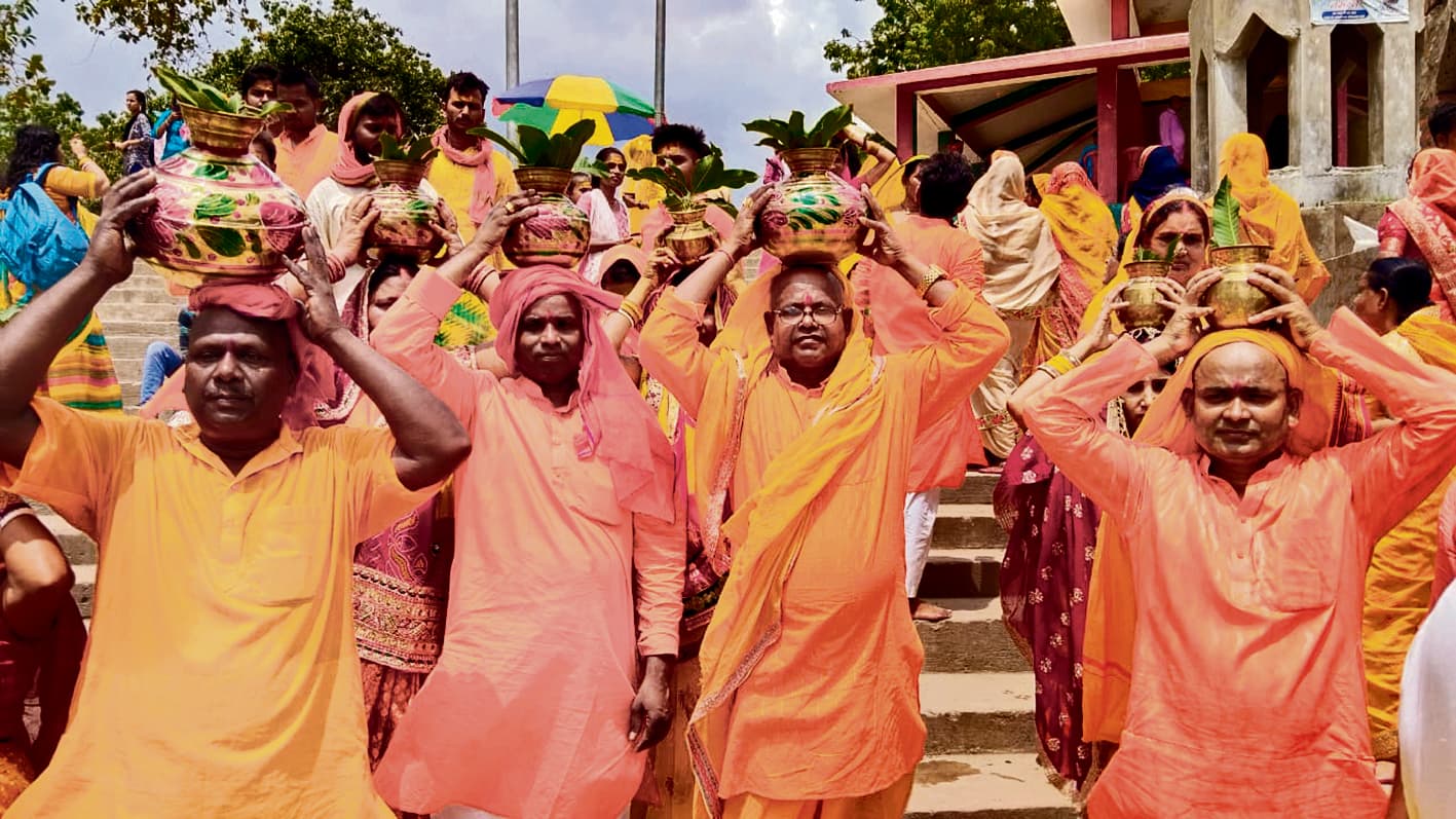 Siwan News : निकली भव्य कलशयात्रा, श्री हनुमत महायज्ञ व राम कथा का हुआ शुभारंभ