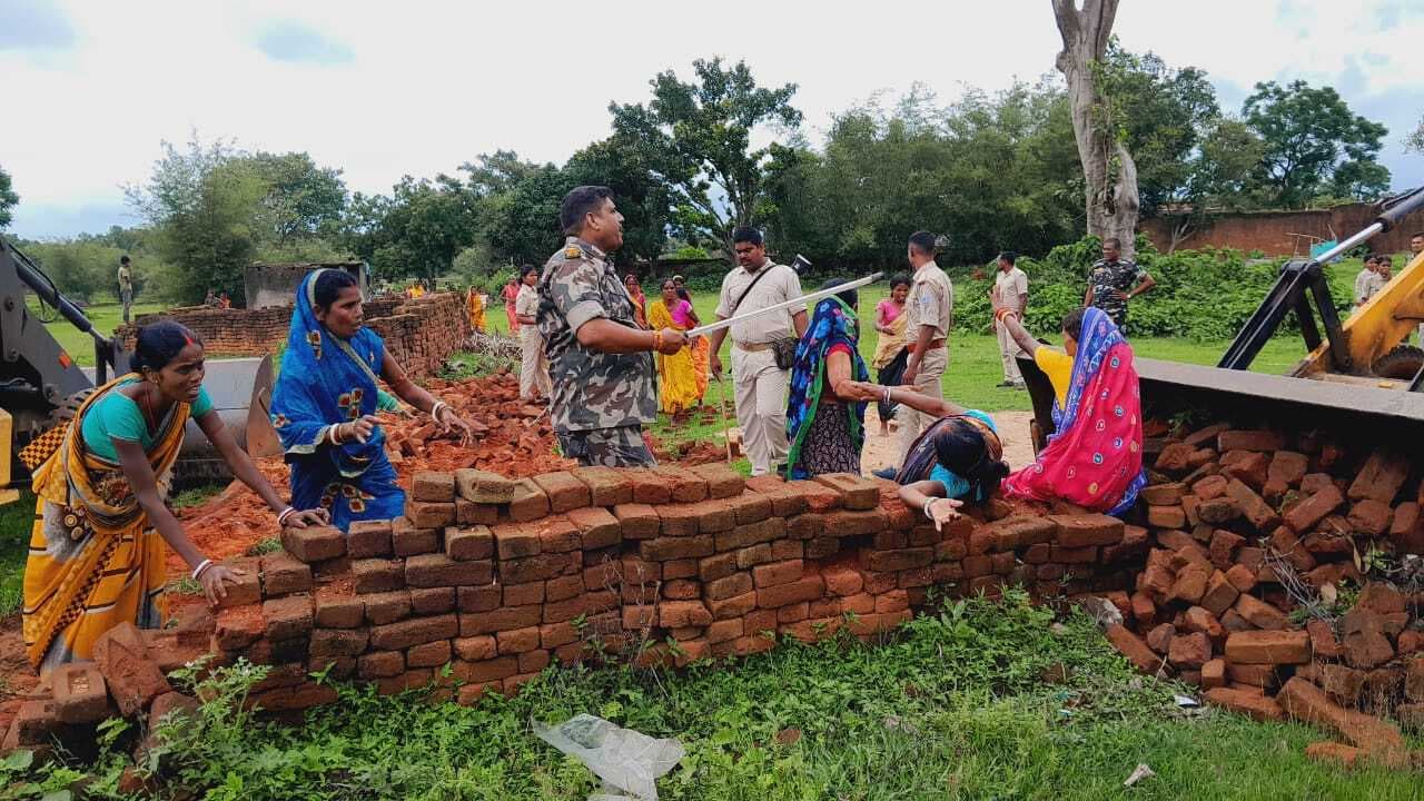 दखल देहानी कराने पहुंची पुलिस टीम पर पर पथराव