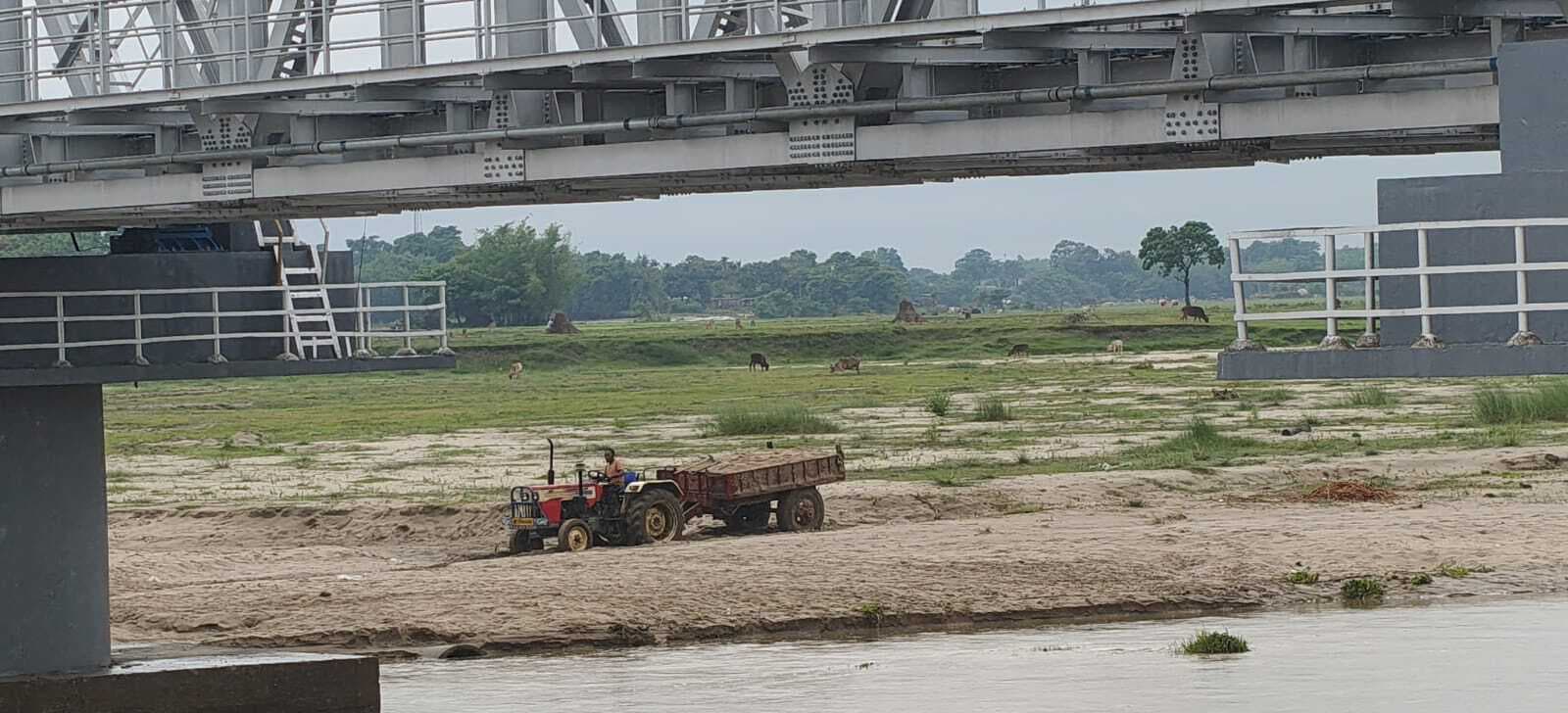 प्रतिबंध के बावजूद बालू का अवैध खनन जारी