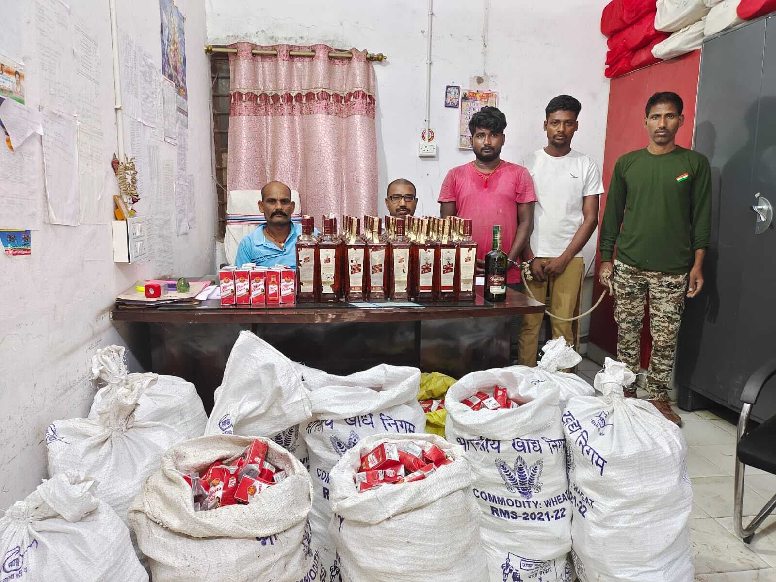 341 लीटर विदेशी शराब के साथ चालक व उपचालक गिरफ्तार, पिकअप जब्त