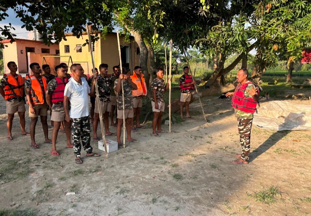 बाढ़ राहत व बचाव का कार्य के लिए जवानों ने किया मॉकड्रिल