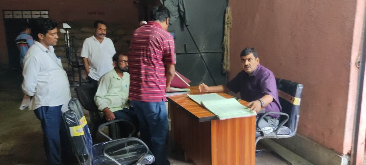 Bokaro News : बीडीओ ने किया अनाज गोदाम का निरीक्षण