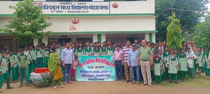 डालसा की टीम ने स्कूल, पंचायत और अस्पताल में चलाया नशा विरोधी अभियान