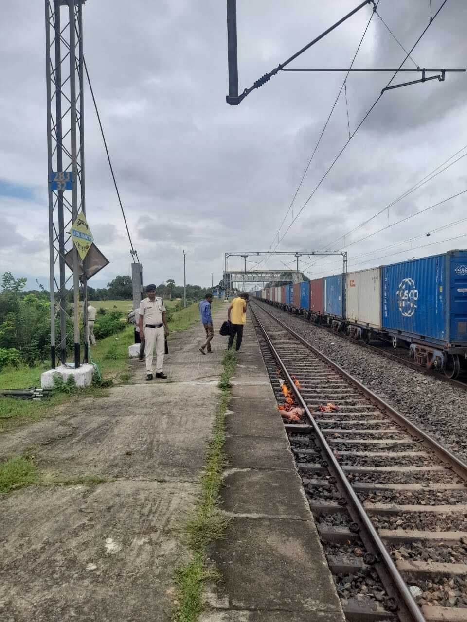 ट्रैक के किनारे क्षत-विक्षत मिला महिला का शव