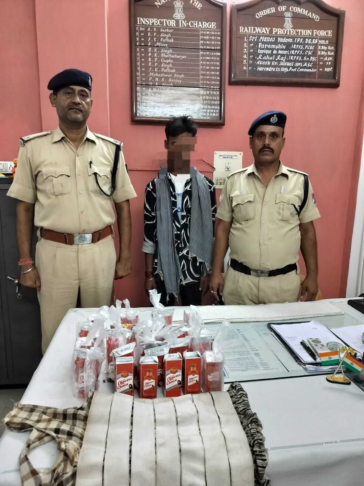 हावडा-राजेंद्र नगर एक्सप्रेस से अवैध शराब के साथ तस्कर गिरफ्तार