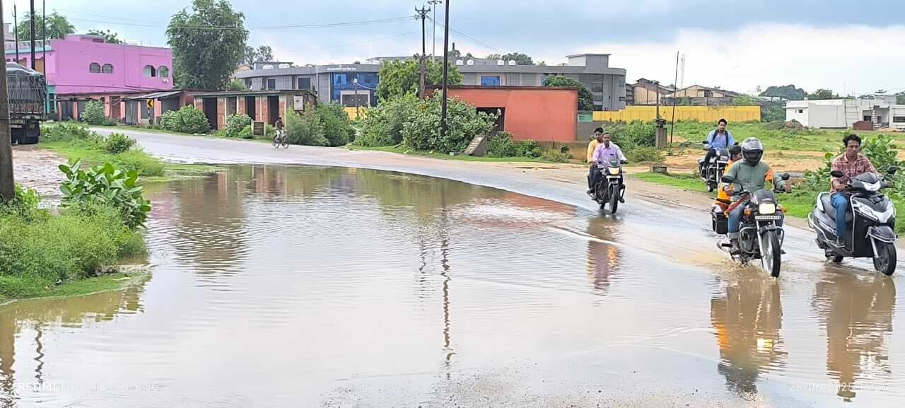 सड़क पर जल जमाव से राहगीरों की बढ़ी परेशानी