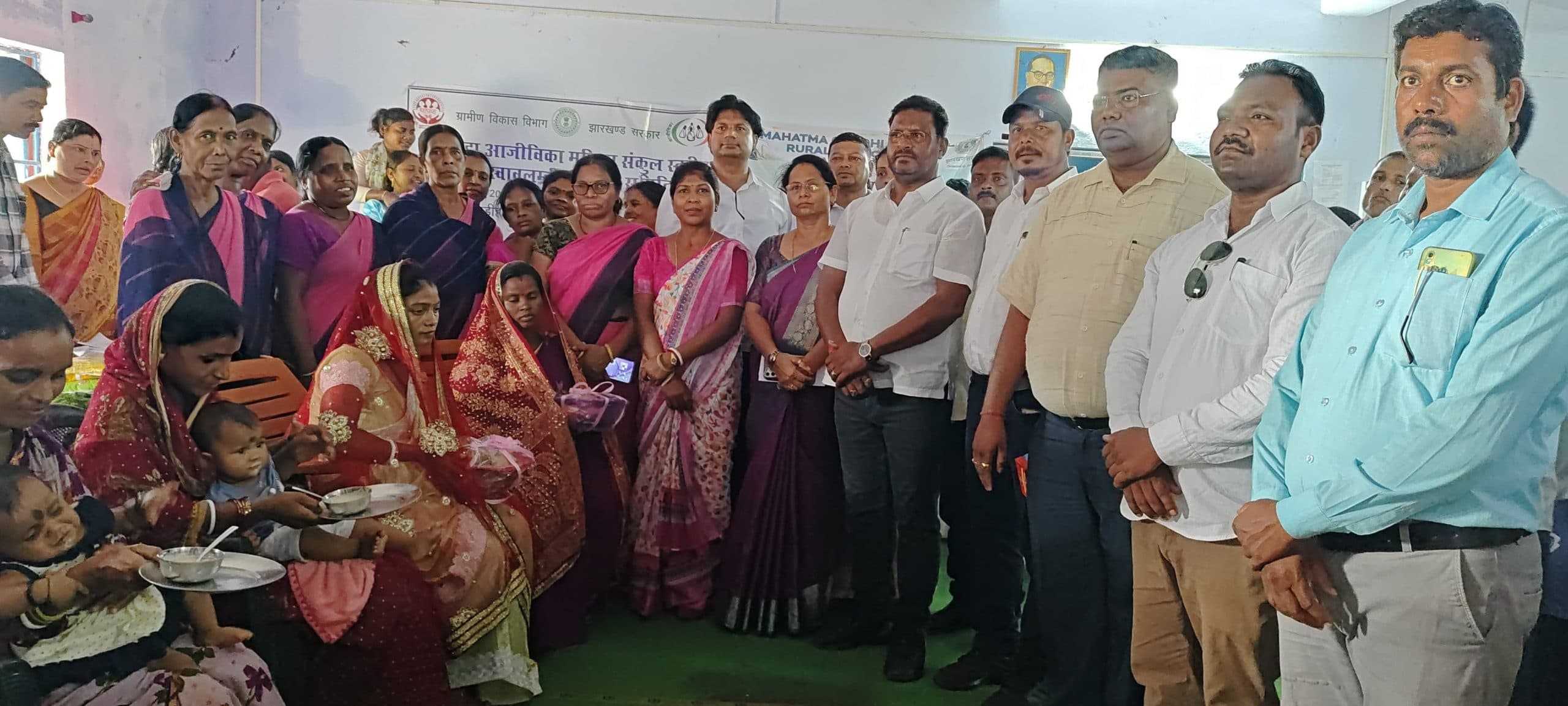 Seraikela Kharsawan News : कुचाई के गिलुवा में लाभुकों के बीच परिसंपत्ति वितरित