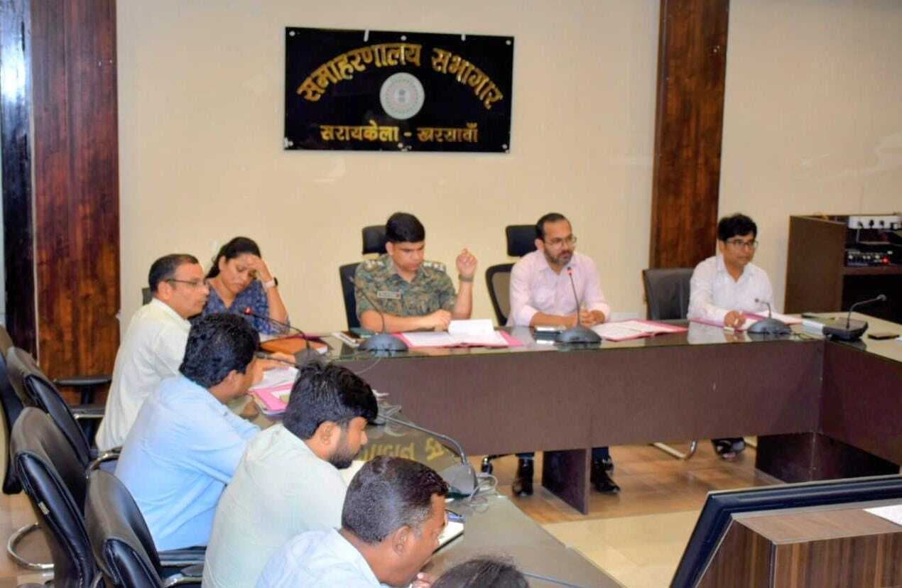 Seraikela Kharsawan News : निर्माण कार्य समय पर हो, नक्सल क्षेत्रों में निगरानी बढ़ायें