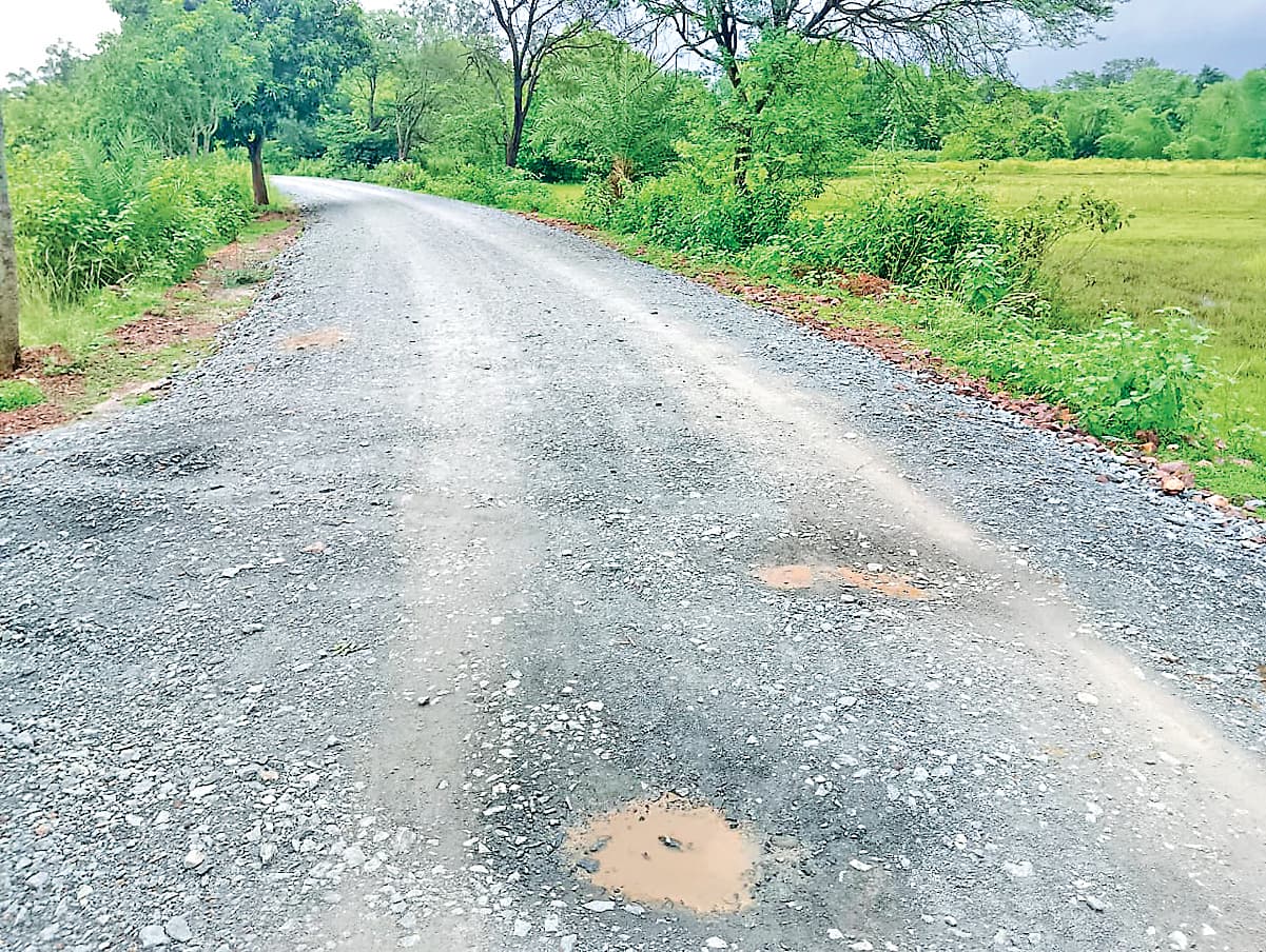 East Singhbhum News : मिश्रीकाटा-टुकदा सड़क आठ माह बाद भी अधूरी, परेशानी