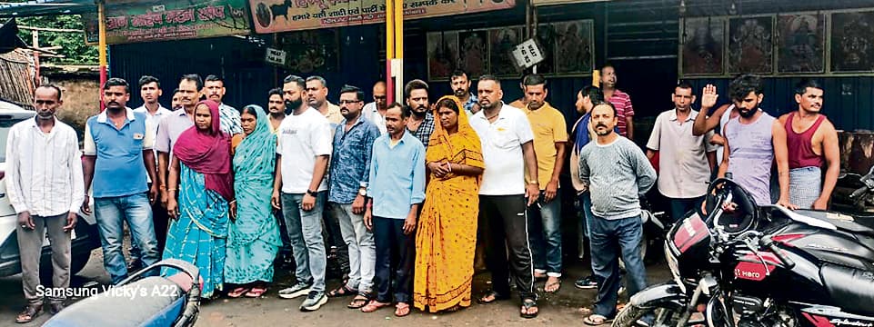 Dhanbad News : स्टीलगेट मार्केट के जमीन खाली करने के नोटिस के विरोध में दुकानदारों ने बंद रखी दुकानें