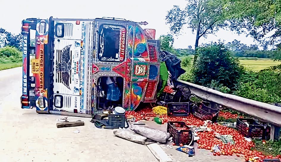 नारायणगढ़ : टमाटर लदा ट्रक पलटा, तीन हुए घायल