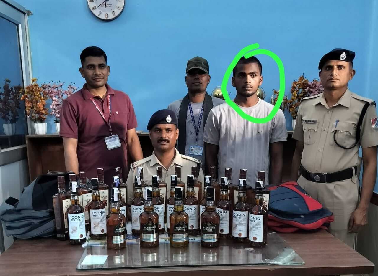 आरपीएफ ने 21 लीटर शराब के साथ तस्कर को पकड़ा