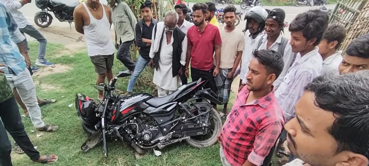 ओवरटेक करने के दौरान कार से टकरायी बाइक, बाल-बाल बचा सवार