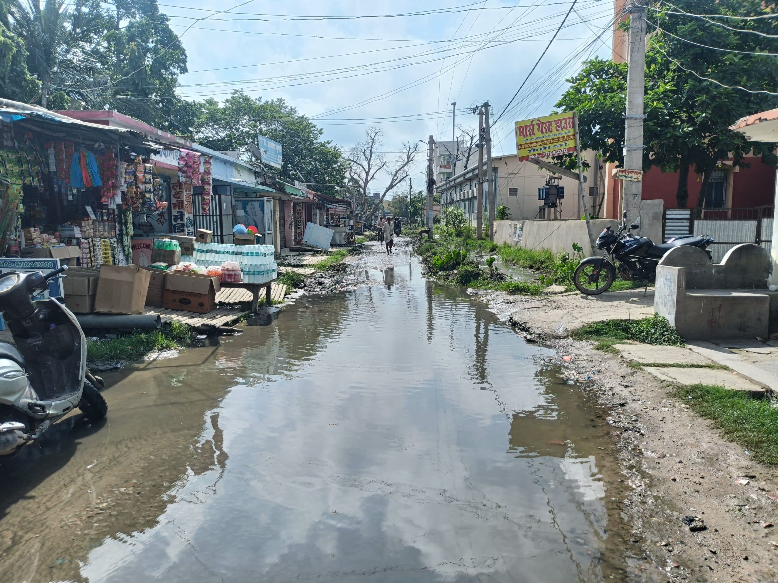 Madhubani : हॉस्पिटल रोड में नाला सफाई के बाद नाला का पानी आया सड़क पर