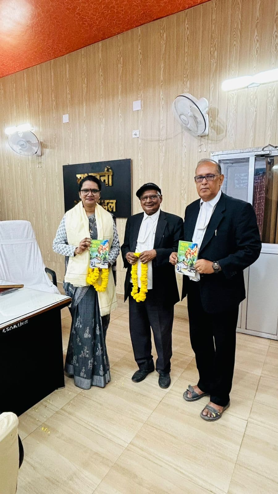 Madhubani : अधिवक्ता ने प्रधान जिला जज को भेंट की गामक रंग पुस्तक