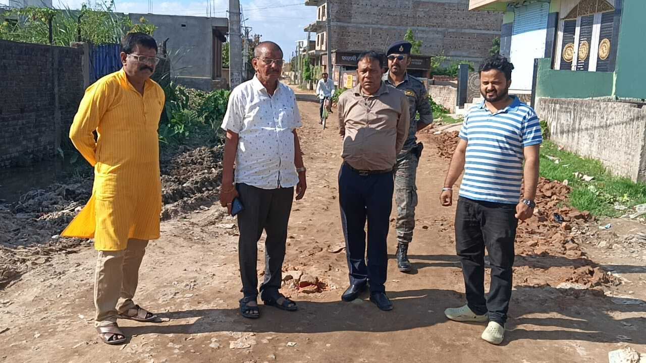 Madhubani : नगर निगम के जर्जर सड़कों को तत्काल बनाया जा रहा मोटरेबुल