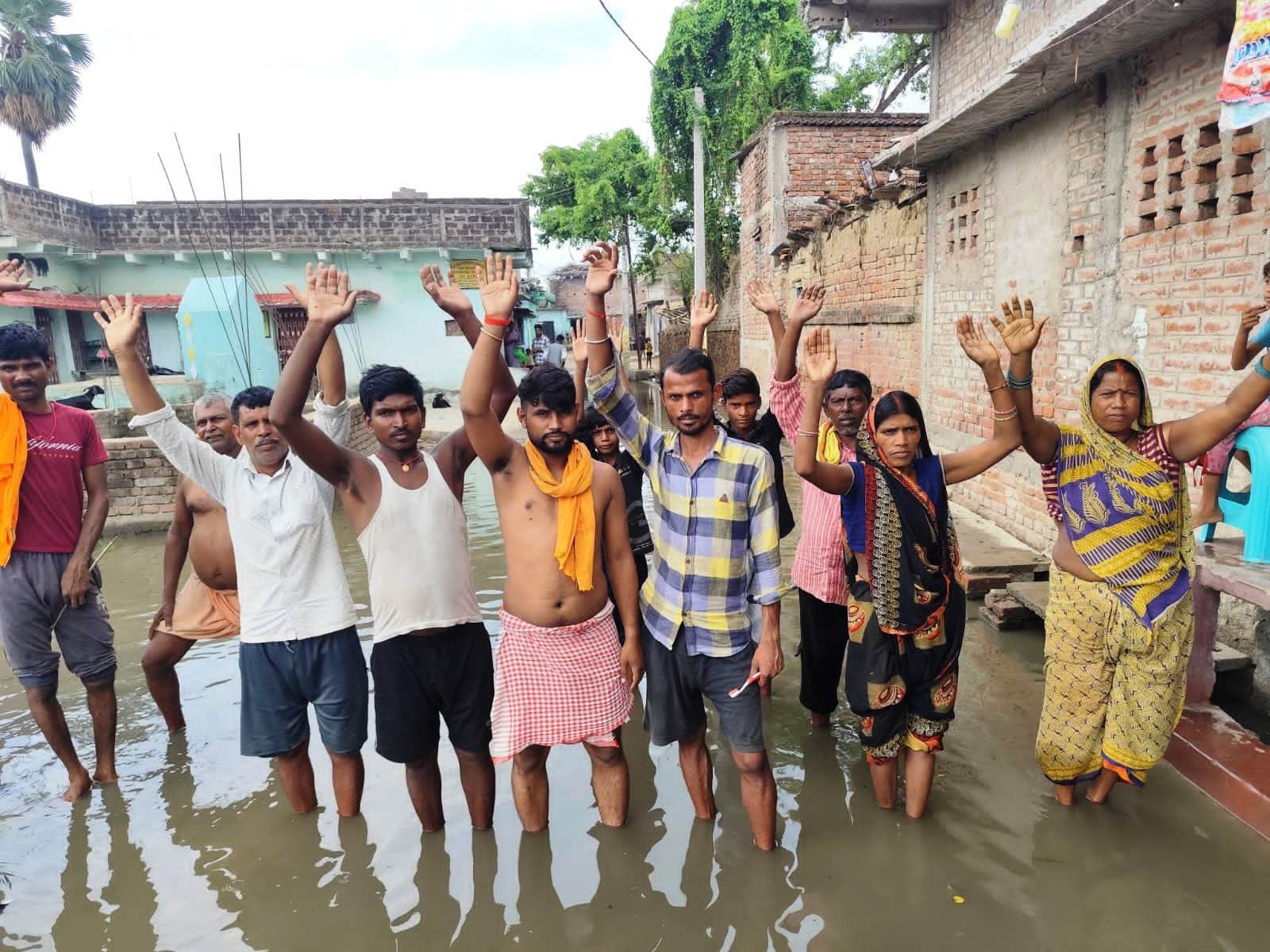 भरूब गांव में  अचानक घुसा नहर का पानी, ग्रामीणों ने जताया विरोध